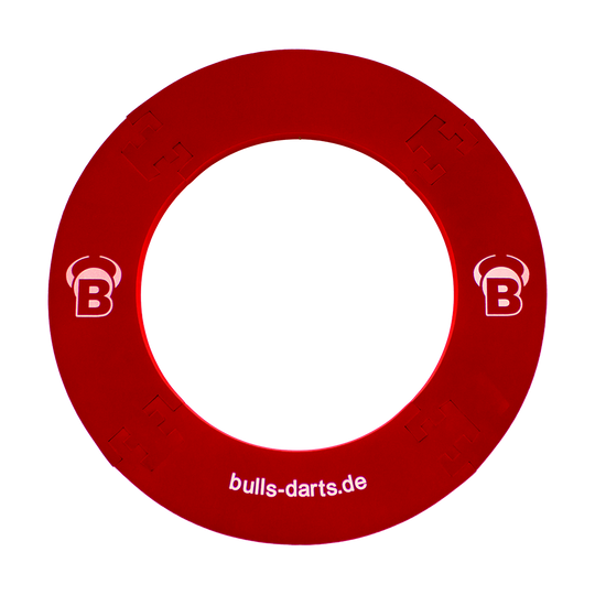 DBS3R_Bulls_Quarterback_Surround_Rot_2 Das Bild zeigt ein rotes Dartboard-Surround mit der Aufschrift "bulls-darts.de". Es trägt das Symbol und den Buchstaben "B" an zwei Stellen.