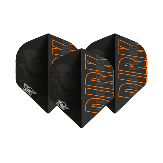Das Bild zeigt schwarze Dartflights mit dem Namen "DIRK" in großen orangefarbenen Buchstaben. Auf den Flights ist außerdem das Logo von Bulls und ein Porträt im Hintergrund zu sehen.