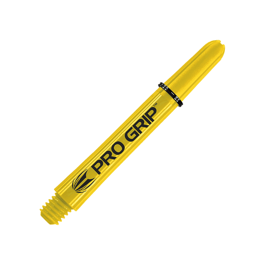 Target Pro Grip Shafts - 3 sets - Geel Das Bild zeigt einen gelben Dart-Schaft mit der Aufschrift "PRO GRIP". Der Schaft liegt schräg vor einem gelben, gestreiften Hintergrund.