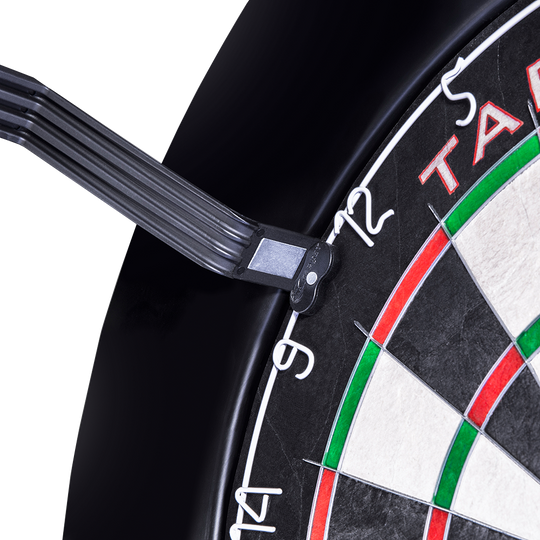 Target CORONA Vision LED-dartbordverlichtingssysteem Das Bild zeigt einen LED-Beleuchtungsring, der an einem Dartboard befestigt ist. Das Produkt heißt "Target CORONA Vision LED Dartboard Lighting System".