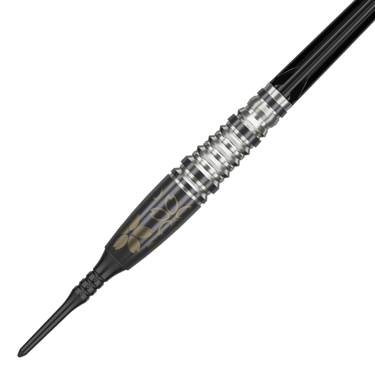 Das Bild zeigt einen Softdart namens "Target Japan Junya Koikawa Charm Smash GEN3" mit einem Gewicht von 18 Gramm. Der Dart hat ein elegantes Design mit silbernen Rillen und goldenen Blumenmustern auf einem schwarzen Hintergrund.