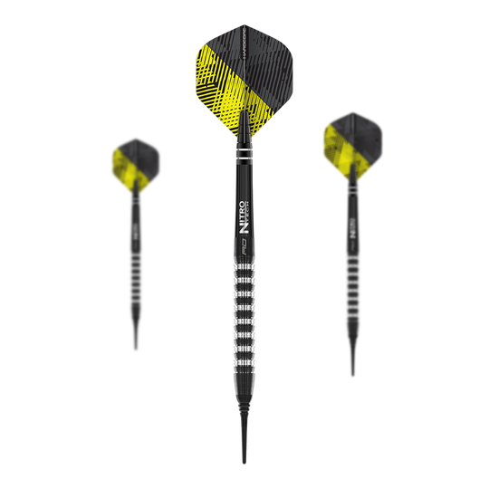 Red Dragon Razor Edge Elite Zachte Darts - 20g Das Bild zeigt drei Red Dragon Razor Edge Elite Softdarts mit einem Gewicht von 20g. Die Darts haben schwarze und silberne Griffe sowie gelb-schwarze Flights.