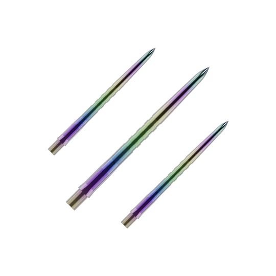 Das Bild zeigt drei bunte, gerillte Steeldartspitzen nebeneinander. Die Spitzen haben einen schimmernden Farbverlauf in Grün, Blau, Lila und Gelb.