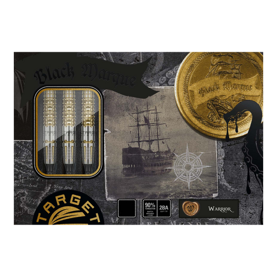 Target Japan Black Marque Warrior Soft Darts - 18,5 g Das Bild zeigt die Verpackung der "Target Japan Black Marque Warrior Softdarts - 18,5g". Auf der Schachtel sind die Darts, ein Segelschiff und eine goldene Münze abgebildet.