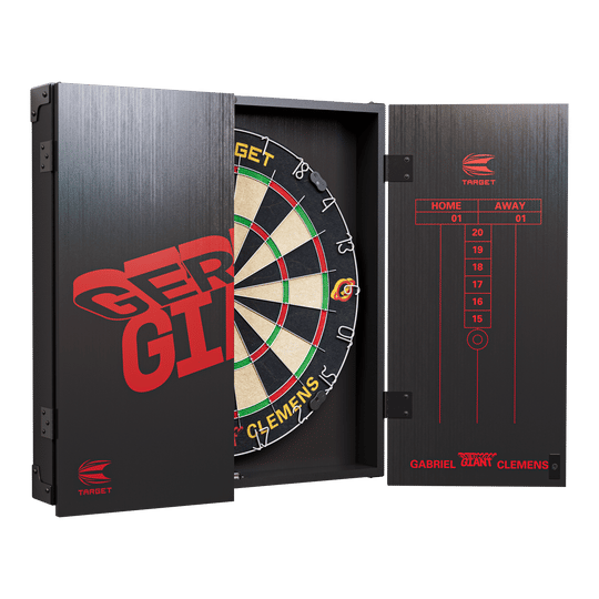 Das Bild zeigt das "Target Gabriel Clemens Kabinet Dartboard Set" mit einer teilweise geöffneten Schranktür. Im Inneren befindet sich eine Dartscheibe und auf der Tür ist eine Punktetafel aufgedruckt.
