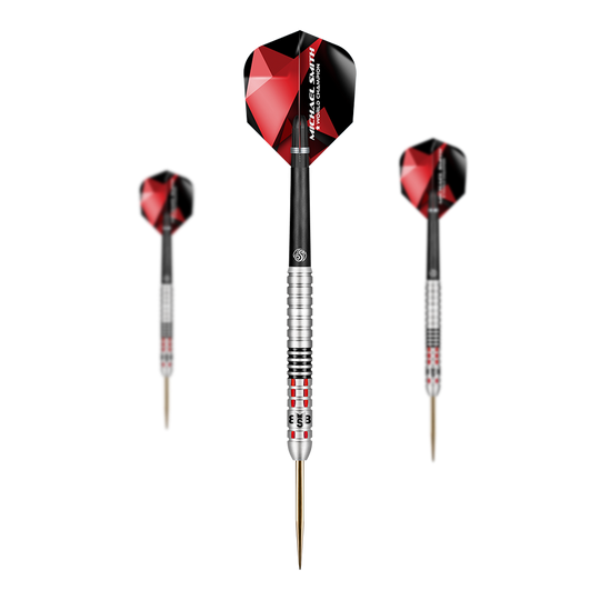 Shot Michael Smith bereikt Steel Darts Das Bild zeigt drei Steeldarts mit silbernen Griffen und roten, schwarzen Flights. In der Mitte ist ein Dart in Großaufnahme zu sehen, während rechts und links je ein Dart kleiner abgebildet sind.