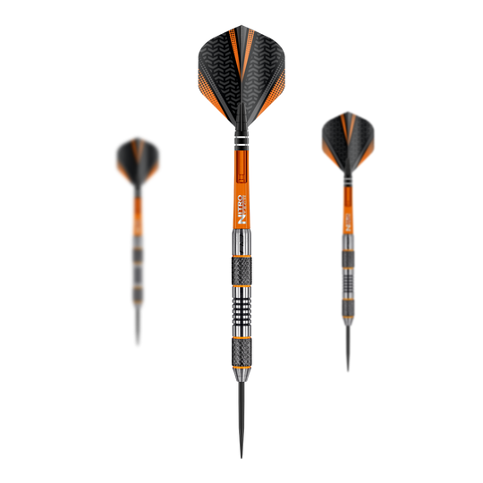 Red Dragon Amberjack 5 stalen darts - 24g Das Bild zeigt die Steeldarts "Red Dragon Amberjack 5" mit einem Gewicht von 24g. Die Darts sind überwiegend orange und schwarz mit silbernen Details gestaltet.