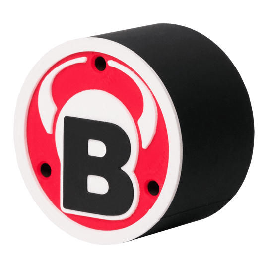 Das Bild zeigt ein rundes schwarzes Produkt mit einem roten und weißen Logo auf der Vorderseite. In der Mitte des Logos befindet sich ein großes schwarzes "B" mit weißen Hörnern darüber.