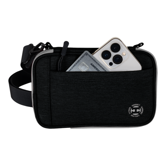 Harrows Smart Case XL dart portemonnee Auf dem Bild ist eine schwarze Harrows Smart Case XL Darttasche zu sehen. In der vorderen Tasche stecken ein Smartphone und eine Kreditkarte.