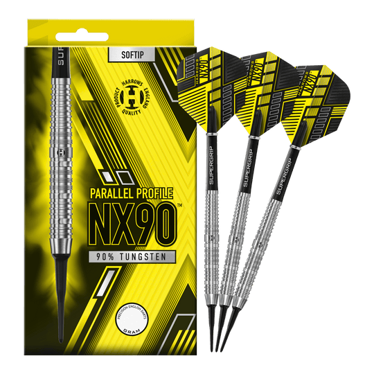 Harrows NX90 parallelle softdarts Das Bild zeigt eine Packung der Harrows NX90 Parallel Softdarts mit gelb-schwarzem Design. Daneben liegen drei silberne Softdarts mit schwarzen und gelben Flights.