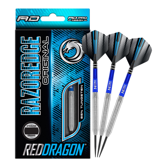 Das Bild zeigt eine Packung „Red Dragon Razor Edge Original Steeldarts - 24g“ und drei dazugehörige Dartpfeile. Die Verpackung ist hauptsächlich blau und schwarz gestaltet und hebt den Schriftzug „RAZOREDGE ORIGINAL“ sowie „85% TUNGSTEN“ hervor.