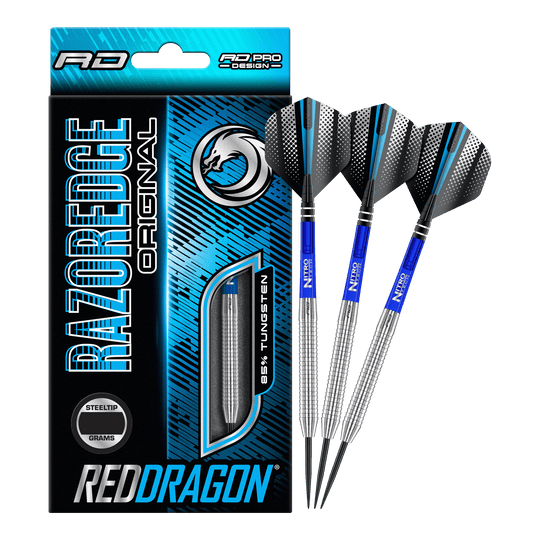 Red Dragon Razor Edge originele stalen dartpijlen Das Bild zeigt eine Packung „Red Dragon Razor Edge Original Steeldarts - 24g“ und drei dazugehörige Dartpfeile. Die Verpackung ist hauptsächlich blau und schwarz gestaltet und hebt den Schriftzug „RAZOREDGE ORIGINAL“ sowie „85% TUNGSTEN“ hervor.