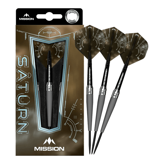 Mission Saturn Titan stalen darts Das Bild zeigt das Produkt "Mission Saturn Titan Steeldarts" in seiner Verpackung. Neben der Verpackung sind drei Steeldarts mit dunklen Flights zu sehen.