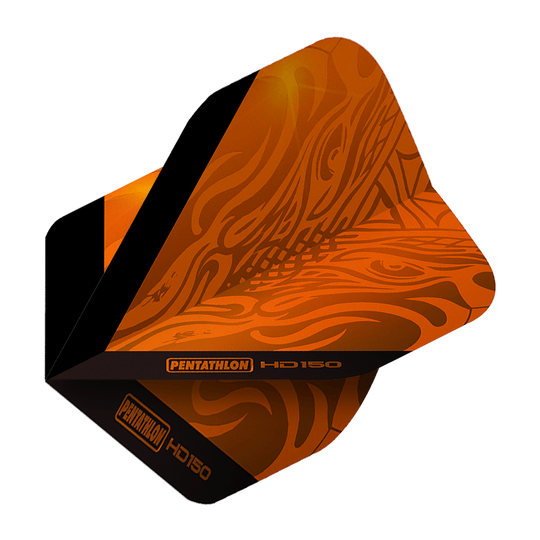 Pentatlon HD150 Metallic Oranje Standaardvluchten Das Bild zeigt ein Pentathlon HD150 Metallic Orange Standard Flight für Darts. Das Flight ist orange mit schwarzen Akzenten und einem auffälligen Muster.