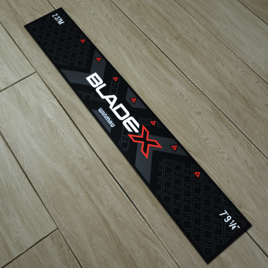 Winmau Blade X werplijn Zu sehen ist die Winmau Blade X Abwurflinie. Sie hilft, die richtige Entfernung beim Werfen festzulegen.