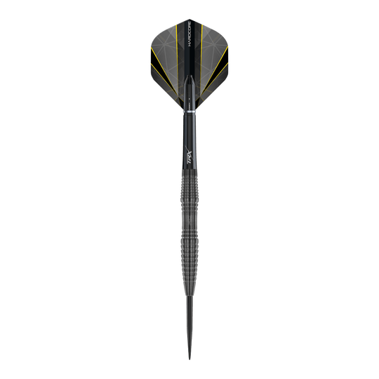 Das Bild zeigt einen einzelnen Steeldart namens "Red Dragon Seren 3 Onyx". Der Dart ist hauptsächlich schwarz mit einem auffälligen Design und gelben Akzenten auf den Flights.