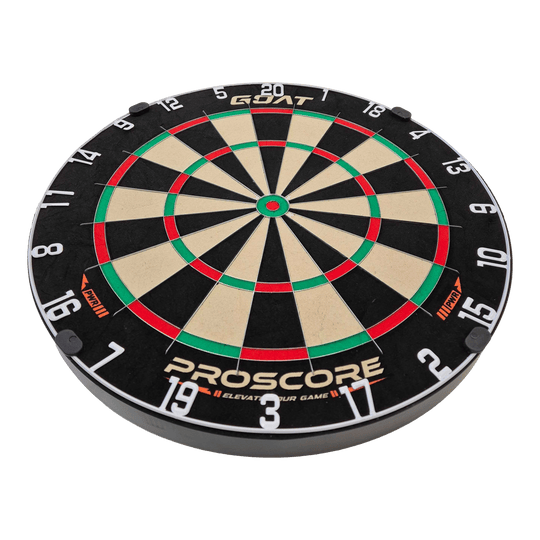 Hier ist das GOAT Proscore PWR Steeldartboard zu sehen. Das Produkt bietet ideale Bedingungen für Steeldartfans.