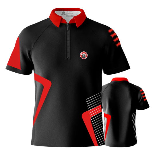 Das Bild zeigt ein schwarzes Dartshirt mit roten und weißen Akzenten. Das Shirt hat einen roten Kragen und das Bulls-Logo auf der Vorderseite.