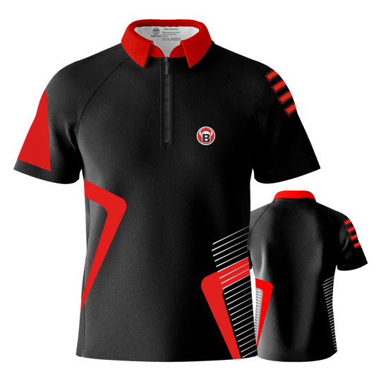 Bulls Team Dart Shirt - Rood Das Bild zeigt ein schwarzes Dartshirt mit roten und weißen Akzenten. Das Shirt hat einen roten Kragen und das Bulls-Logo auf der Vorderseite.