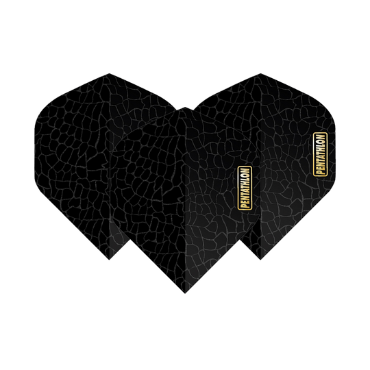 Pentathlon Flights RT Weegschalen Das Bild zeigt die "Pentathlon RT Scales No2 Standard Flights" für Darts. Die Flights sind schwarz mit einem dezenten Schuppenmuster und haben ein goldfarbenes Pentathlon-Logo.