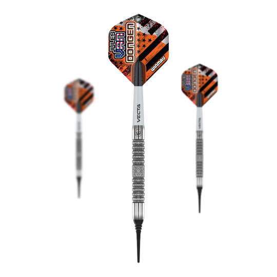 Winmau Jules Van Dongen zachte dartpijlen - 20g Das Bild zeigt drei Winmau Jules Van Dongen Softdarts mit einem Gewicht von 20g. Die Darts haben auffällige, orange-schwarze Flights und eine silberne, geriffelte Griffzone.
