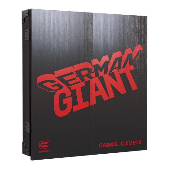 Das Bild zeigt das "Target Gabriel Clemens Kabinet Dartboard Set" mit einem schwarzen Gehäuse. Auf der Vorderseite steht in großen roten Buchstaben "German Giant" und unten der Name "Gabriel Clemens".