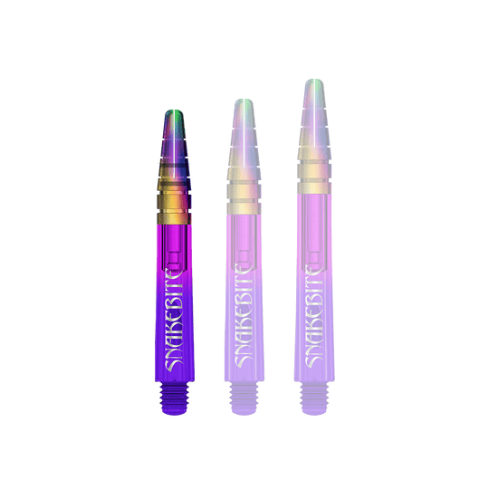C792_Red_Dragon_Nitrotech_Peter_Wright_Purple_Ionic_Shafts_36mm_1H8pI4hu7wwjCo Auf dem Bild sind drei bunte Dartschäfte zu sehen. Sie sind hauptsächlich lila mit einem Farbverlauf zu grün und gelb an der Spitze und tragen die Aufschrift "SNAKEBITE".