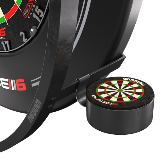 Winmau Plasma-accessoireset Das Bild zeigt das Winmau Plasma Zubehör Set für Dartscheiben. Zu sehen sind Teile des Zubehörs sowie ein Element mit einem aufgedruckten Dartboard-Design.