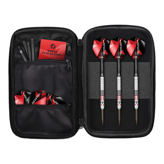 Shot Michael Smith Wereldkampioen Pocket Dartcase - Victory Das Bild zeigt das Produkt "Shot Michael Smith World Champion Pocket Dartcase - Victory". Im Etui befinden sich drei Darts, Ersatzteile und eine Darts-Spielerkarte, alles ordentlich verstaut.