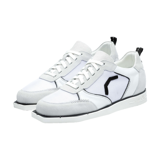 20200004-00_Triple20_Dartschuhe_Textil_Leder_Weiss_Schwarz_1 Die Abbildung zeigt ein Paar weiße und schwarze Triple20 Dartschuhe aus Textil und Leder. Die Schuhe haben ein modernes Design mit weißen Schnürsenkeln und schwarzen Akzenten an der Seite.
