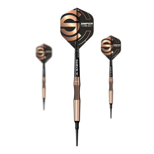 Das Bild zeigt drei "Mission Connor Scutt Sniper Softdarts - 18g" mit schwarzem und bronzefarbenem Design. In der Mitte ist ein Dartpfeil in Großaufnahme zu sehen, während zwei weitere unscharf im Hintergrund erscheinen.