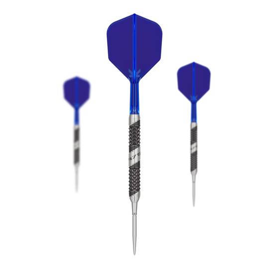 Das Bild zeigt drei Steeldarts mit blauen Flights. Die Darts haben silberne Spitzen und einen geriffelten, schwarz-silbernen Schaft.