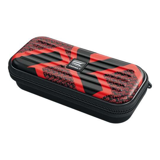 Das Bild zeigt ein schwarzes Etui mit auffälligem roten Muster und dem Wort "TAG" mehrfach darauf. In der Mitte befindet sich ein silbernes Emblem mit dem Schriftzug "TARGET".