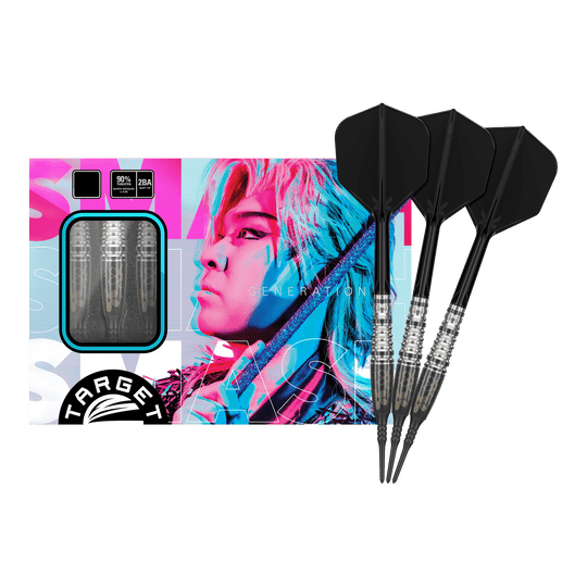 Das Bild zeigt eine Packung "Target Japan Junya Koikawa Charm Smash GEN3 Softdarts - 18g" mit drei Darts. Auf der Verpackung ist ein farbenfrohes Porträt abgebildet.