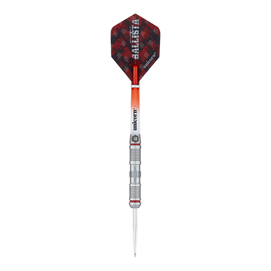 Unicorn Ballista Style 2 stalen darts Das Bild zeigt einen Steeldart namens "Unicorn Ballista Style 2". Der Dart hat einen rot-schwarzen Flight und einen silbernen Schaft mit auffälligen Rillen.