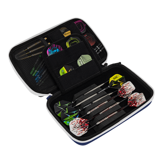 Harrows Smart Case XL dart portemonnee Das Bild zeigt ein geöffnetes Dart-Etui mit mehreren Darts und Zubehörteilen. In den Fächern sind verschiedene Flights und Spitzen ordentlich verstaut.