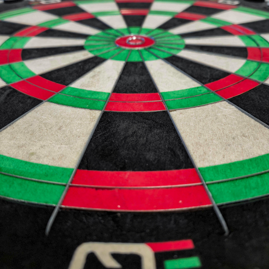 Winmau equalizer stalen dartbord Das Bild zeigt das Winmau Equalizer Steeldartboard. Es handelt sich um ein Dartboard für Steeldarts.