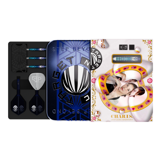Target Japan Cathy Leung Charis GEN5 Soft Darts - 19g Das Bild zeigt das Produkt "Target Japan Cathy Leung Charis GEN5 Softdarts - 19g" in einer dekorativen Verpackung. Im Inneren sind die Darts, Flights und weiteres Zubehör ordentlich angeordnet.