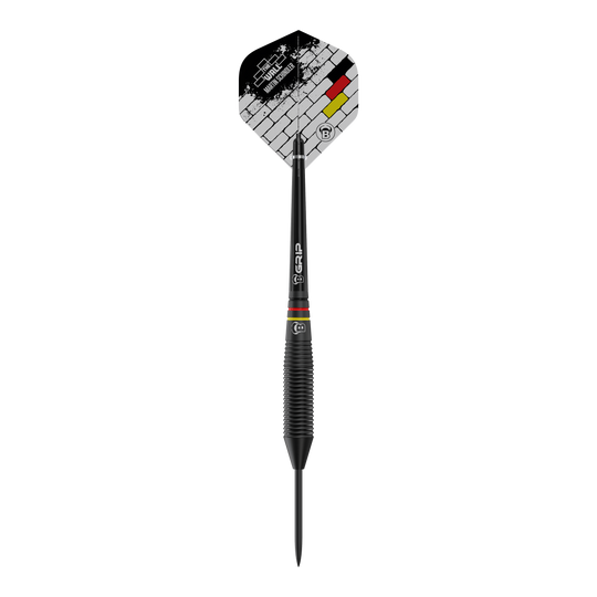 Bulls Martin Schindler The Wall Black Brass Steeldarts Auf dem Bild ist ein schwarzer Steeldart abgebildet, der das Design "Bulls Martin Schindler The Wall Black Brass" trägt. Die Flight zeigt ein Ziegelmuster mit den Farben Schwarz, Rot und Gelb.