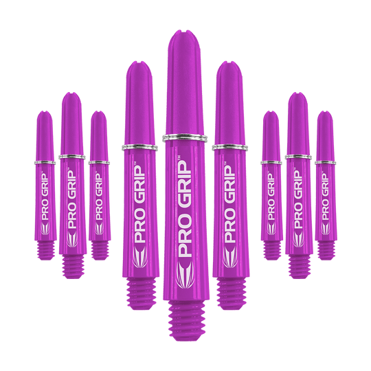 Target Pro Grip Shafts - 3 sets - Paars Das Bild zeigt neun lilafarbene Dartschäfte mit der Aufschrift "PRO GRIP". Sie sind in einer Reihe angeordnet und haben kleine silberne Ringe.