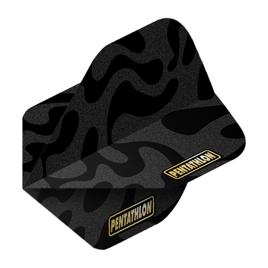 Pentathlon Vluchten RT Camo Das Bild zeigt das Produkt "Pentathlon RT Camo No2 Standard Flights". Die Flight hat ein schwarzes Camouflage-Muster und das Pentathlon-Logo in Gelb.