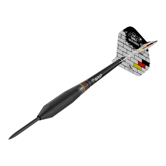 Auf dem Bild ist ein schwarzer Steeldart mit der Aufschrift "Bulls Martin Schindler The Wall Black Brass Steeldarts" zu sehen. Die Flights zeigen ein Ziegelsteinmuster mit Schwarz-Rot-Goldenen Akzenten.