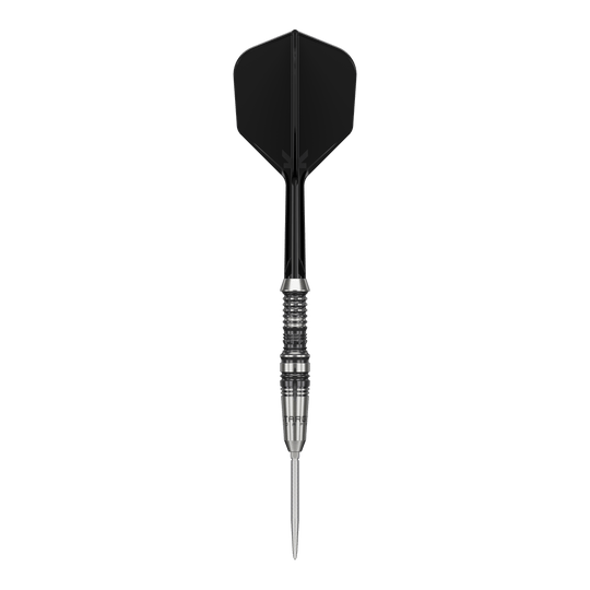 Dieses Bild zeigt einen Target Japan Black Marque Heracles Steeldart. Der Dart hat eine schwarze Flight und einen silbernen, gerillten Barrel.