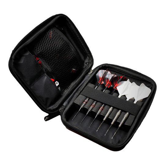 Winmau Armor G2 Dart-portemonnee Das Bild zeigt ein geöffnetes Dartetui mit mehreren Darts und Ersatzflights. Die Darts und Flights sind ordentlich in Schaumstoff und Fächern einsortiert.