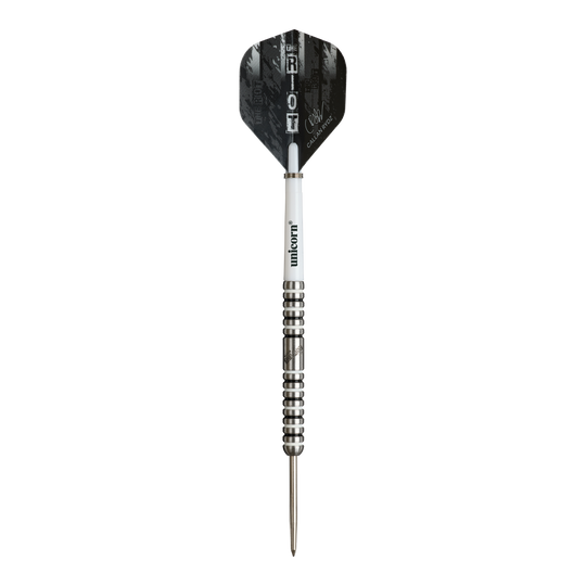 Unicorn Callan Rydz The Riot Phase 2 stalen darts Auf dem Bild ist ein Steeldart der Marke Unicorn zu sehen, Modell "Callan Rydz The Riot Phase 2". Der Dart hat ein schwarzes Flight mit silbernen und weißen Akzenten sowie eine silberne, gerillte Spitze.