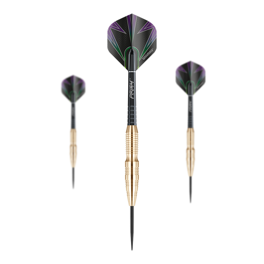 Winmau Simon Whitlock Messing Steeldarts Das Bild zeigt drei Winmau Simon Whitlock Brass Steeldarts. Die Darts haben goldfarbene Griffe und schwarze Flights mit lila und grünen Akzenten.