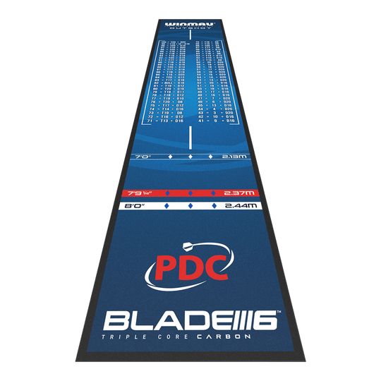Winmau Outshot Dartmat Die Abbildung zeigt die Winmau Outshot Dartmatte 2024 in blauem Design. Auf der Matte sind verschiedene Abwurflinien, Checkout-Tabelle und das PDC-Logo abgebildet.