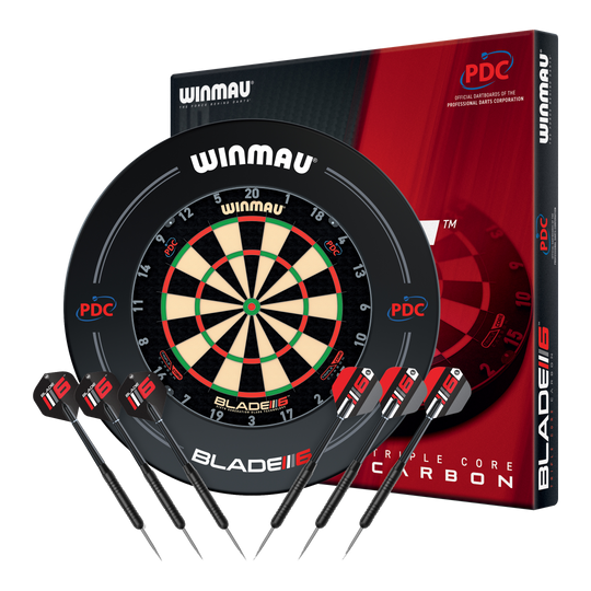 Winmau Blade 6 Triple Core Set met PDC Surround en 2 sets darts Das Bild zeigt das Winmau Blade 6 Triple Core Set mit PDC Surround und zwei Sets Darts. Dieses Dart-Set eignet sich ideal für Einsteiger und Fortgeschrittene.