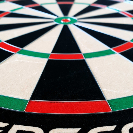 GOAT Everscore Steel Dartbord Das Bild zeigt ein GOAT Everscore Steeldartboard aus nächster Nähe. Die farbigen Felder und der Mittelpunkt sind deutlich erkennbar.