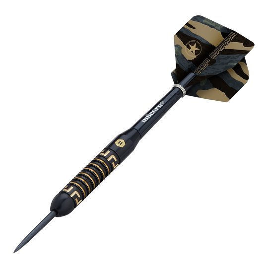 Dies ist ein Steeldart namens "Unicorn Top Brass V1" mit einem Gewicht von 20g. Der Dart hat ein schwarzes und goldenes Design sowie einen Camouflage-Flügel mit der Aufschrift "Top Brass".